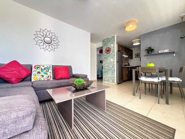 Comfort-huoneisto, patio | Oleskelualue | Televisio