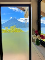 Cabaña de lujo, vistas al lago | Baño | Ducha, artículos de higiene personal gratuitos y secador de pelo