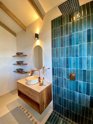 奢華小屋, 湖景 | 浴室 | 淋浴設備、免費盥洗用品、吹風機、毛巾