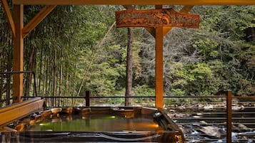 Bain à remous extérieur