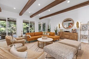 Fernseher, Kamin, Videospiele, BĂŒcher