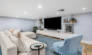 Una Smart TV, una mesa de tenis de mesa