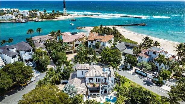 Une zone résidentielle côtière avec des maisons, un phare et une plage.