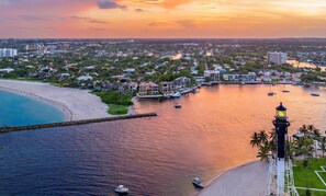 Beach nearby, sun-loungers, beach towels - Stunning Florida backyard oasis  w/access to a private residences beach (Pompano Beach)