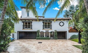 Exterior - Stunning Florida backyard oasis  w/access to a private residences beach (Pompano Beach)