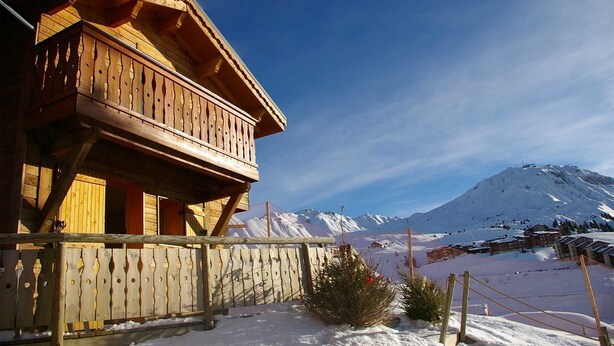 A wooden chalet with a balcony, surrounded by snow and mountains. - Chalet privé et sympa 7p, ski aux pieds (Macot-la-Plagne)