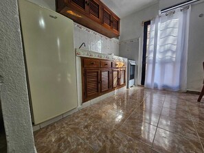 Mikrowelle, Ofen, Geschirrspüler, Wasserkocher mit Kaffee-/Teezubehör