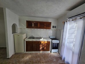 Mikrowelle, Ofen, Geschirrspüler, Wasserkocher mit Kaffee-/Teezubehör