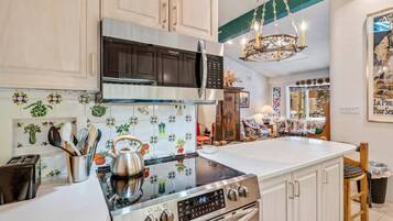 Refrigerador, microondas, horno, placa de cocina