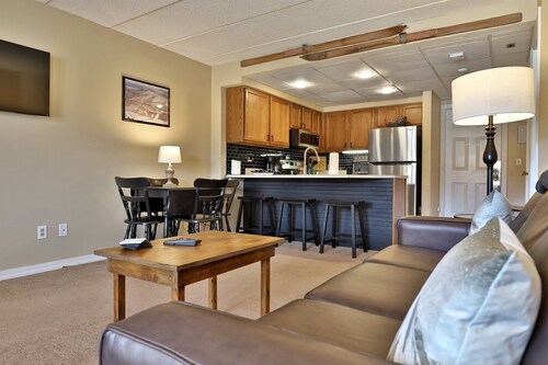 Pico's Doorstep: Ski On/Off. Steps to Lifts! Close to Killington.