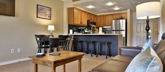 Pico's Doorstep: Ski On/Off. Steps to Lifts! Close to Killington.