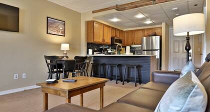 Pico's Doorstep: Ski On/Off. Steps to Lifts! Close to Killington.