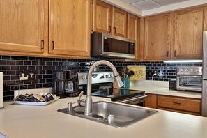 Frigorífico, microondas, horno y placa de cocina