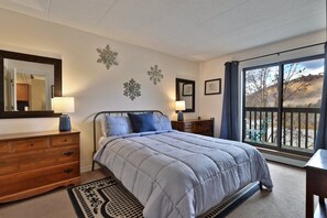 1 bedroom, iron/ironing board, travel crib, free WiFi - Pico's Doorstep: Ski On/Off. Steps to Lifts! Close to Killington. (Killington)