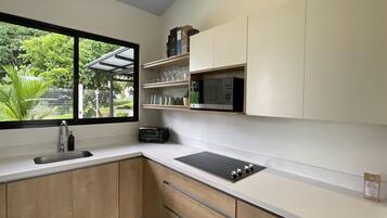 Refrigerador, microondas, cafetera y tetera y tostadora