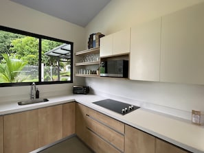 Kühlschrank, Mikrowelle, Wasserkocher mit Kaffee-/Teezubehör, Toaster