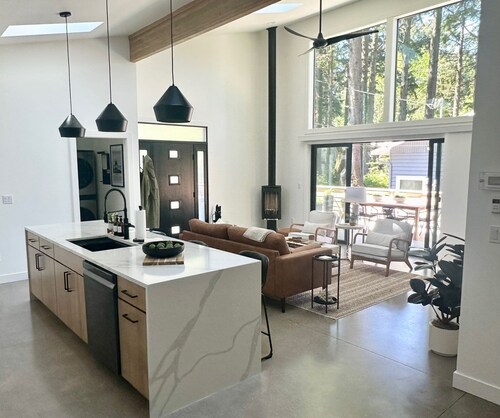 Modern New Build Pet Friendly 3BR 2BA home w/ Hot Tub, Fire Pit & Coffee Bar Easy Walk to Beach