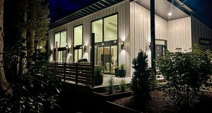 Modern New Build Pet Friendly 3BR 2BA home w/ Hot Tub, Fire Pit & Coffee Bar Easy Walk to Beach