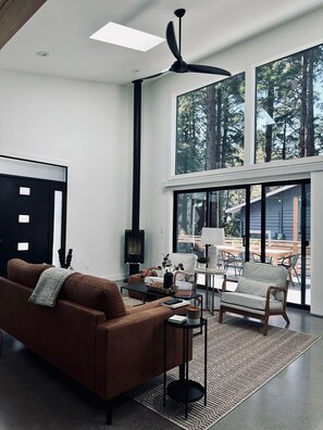 Una Smart TV, una chimenea, un reproductor estéreo