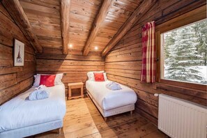 5 bedrooms, free WiFi, bed sheets - 200m des Pistes | Chalet Lumineux + Jacuzzi Privé (Courchevel)