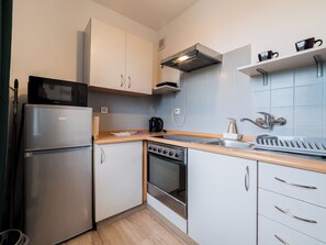 Jääkaappi, mikroaaltouuni, uuni, liesi