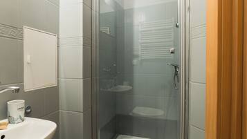 Douche, sèche-cheveux, serviettes fournies, savon