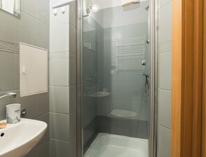 Shower, hair dryer, towels, soap - Lakeside Nature Escape Studio (Poznan)
