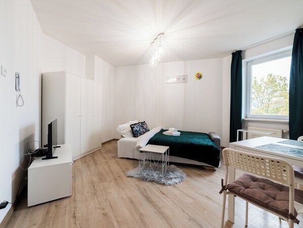 Silitysrauta/-lauta, Wi-Fi, vuodevaatteet