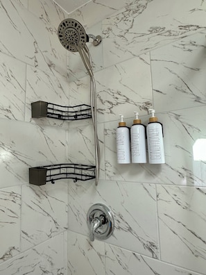 Regadera, secadora de cabello, bidet, toallas