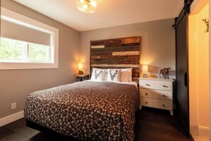 4 bedrooms, iron/ironing board, travel cot, free WiFi - Hot Tub | Ski In | 10 Min Walk to the Lifts (Fernie)