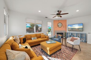 智能电视、壁炉、电脑显示器