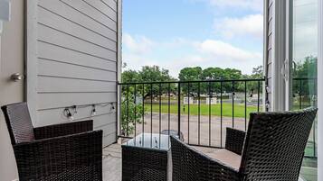 Superior Condo, 1 Queen Bed with Sofa bed, Balcony | Balcony