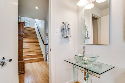 Gorgeous 2-bedroom Condo in the Heart of Oaklawn near Downtown Dallas