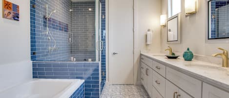 Secadora de cabello, toallas, jabón, papel de baño