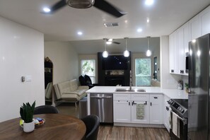 Kylskåp, mikrovågsugn, ugn och spishäll