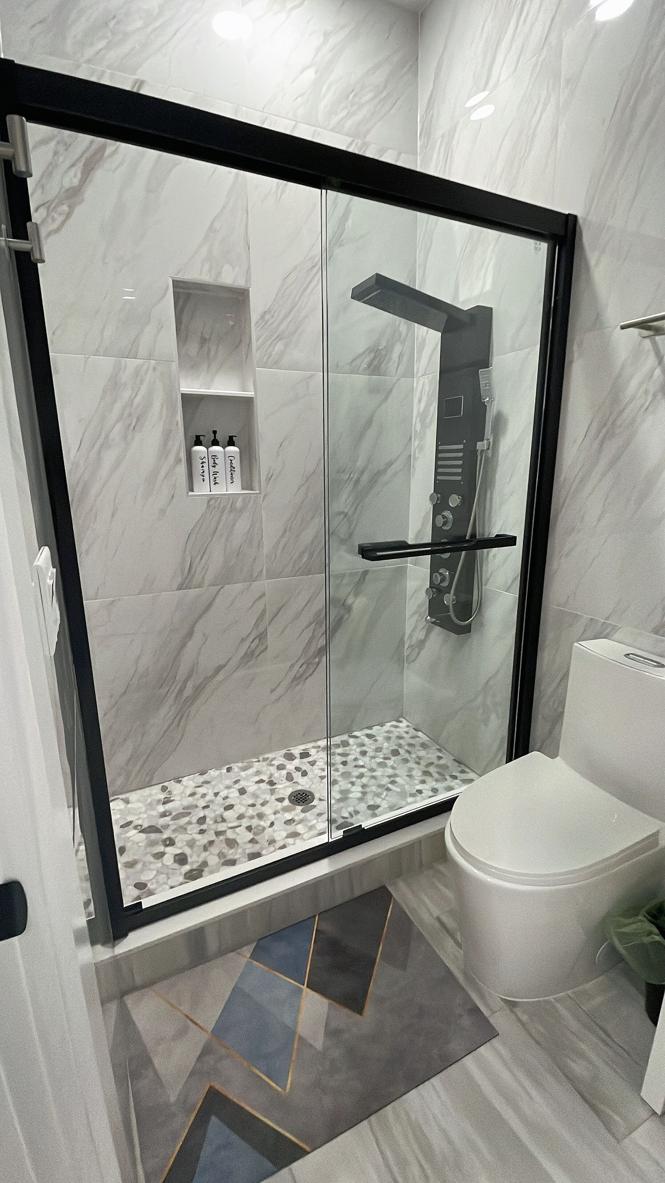 シャワー、ヘアドライヤー、タオル、トイレットペーパー