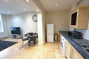 Réfrigérateur, four à micro-ondes, un four, surface de cuisson