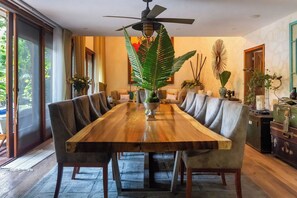 Luksustalo, näköala uima-altaalle | Ruokasali