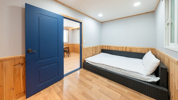 Basic Room, 1 Bedroom (Glamping Royal2 (Pet/Private BBQ)) | 1 bedroom, free WiFi - Gapeyong Fourseason Pet Glamping Caravan (Gapyeong)