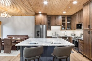 冷蔵庫、電子レンジ、オーブン、コンロ