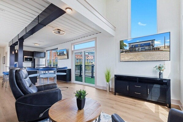 Interior - Beautiful Views of Indy Skyline! Custom Home (Indianapolis)