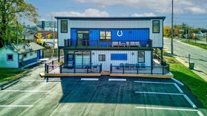 Situated in a parking lot, this two-story building offers a balcony with outdoor seating.