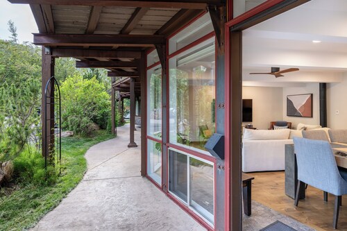 Steps to Gondola • Mountain Views • Private Parking • Aspen Core 2BR • Sleeps 6