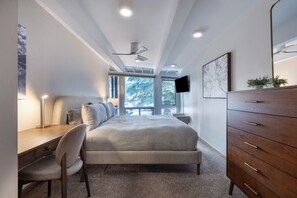 2 habitaciones, escritorio y tabla de planchar con plancha