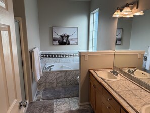 Towels, soap, toilet paper - Charming 3-bedroom Home in Canby (Canby)