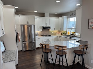 Fridge, microwave, oven, stovetop - Charming 3-bedroom Home in Canby (Canby)