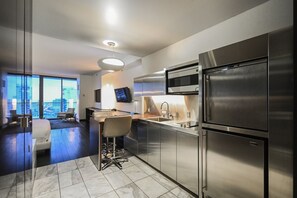 Fridge, microwave, stovetop, dishwasher