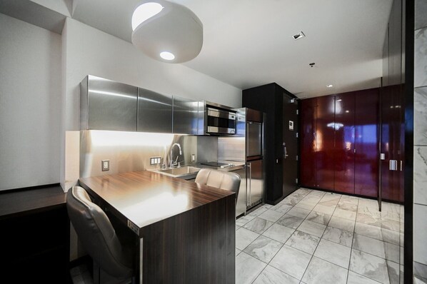 Fridge, microwave, stovetop, dishwasher
