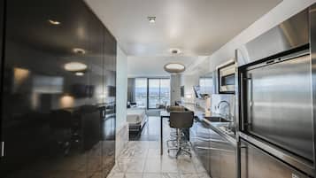 Geladeira, micro-ondas, cooktop, lava-louças