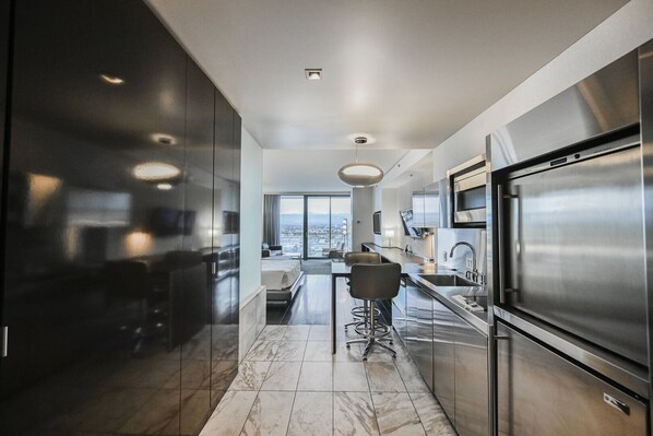 Fridge, microwave, stovetop, dishwasher - Studio Mountain View w/Open Balcony at Palms Place (Las Vegas)